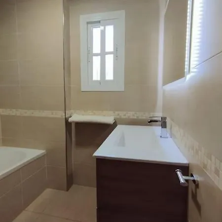First Line With 3 Bedrooms And Parking, דירה נרחה